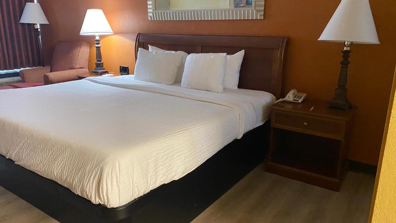 Ramada By Wyndham Rome - Verona Bagian luar foto