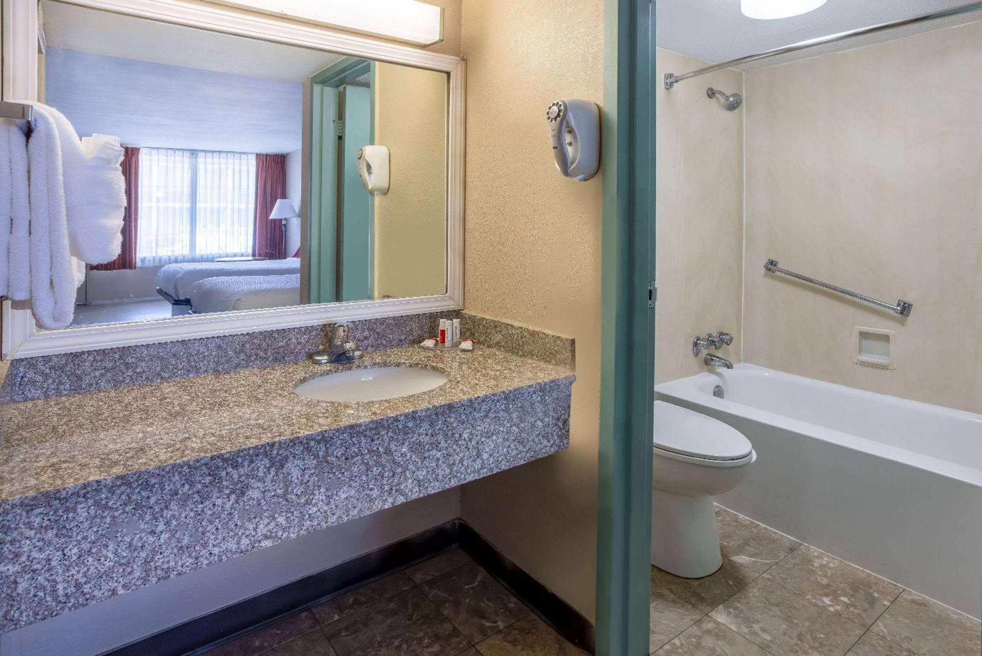 Ramada By Wyndham Rome - Verona Bagian luar foto