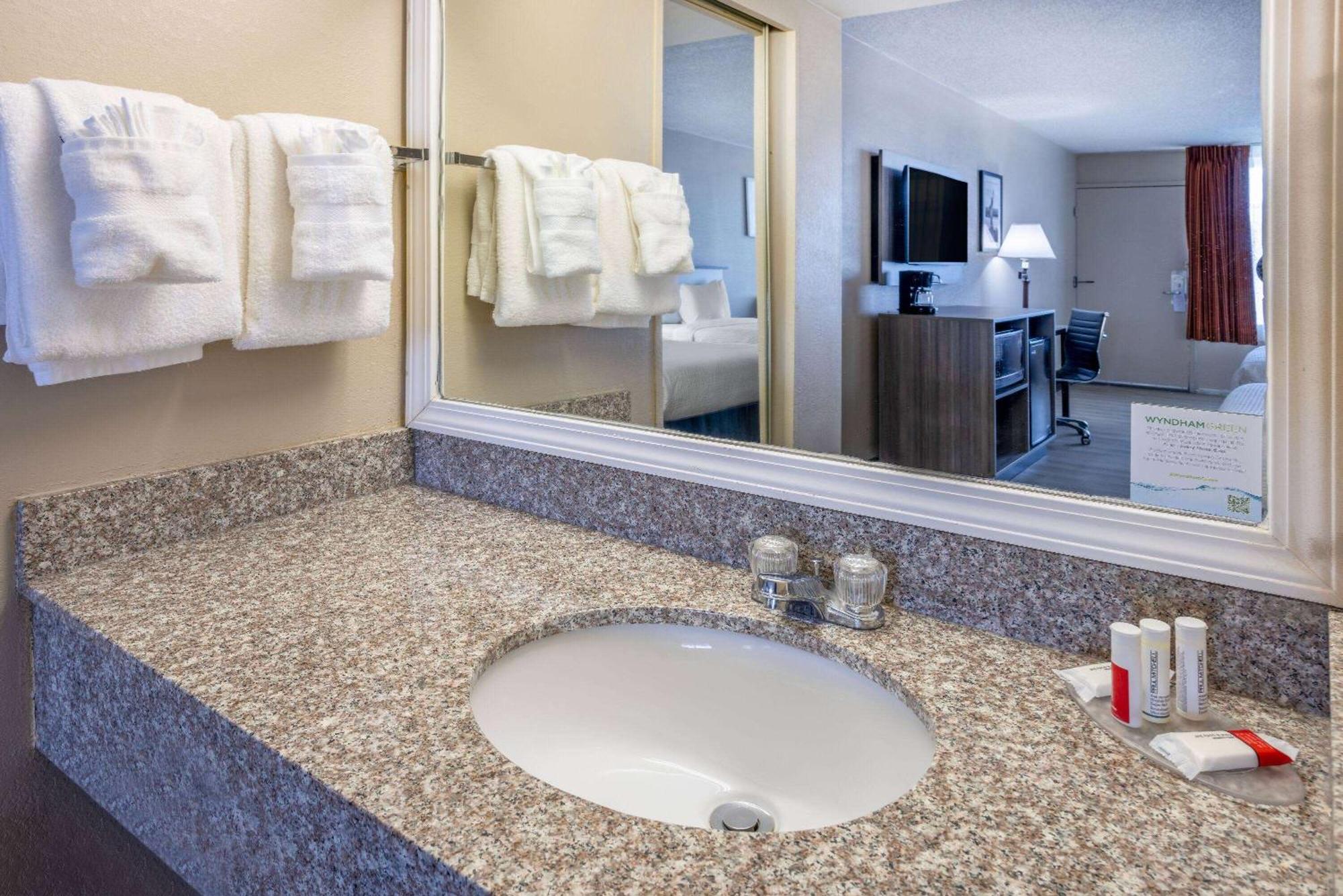 Ramada By Wyndham Rome - Verona Bagian luar foto