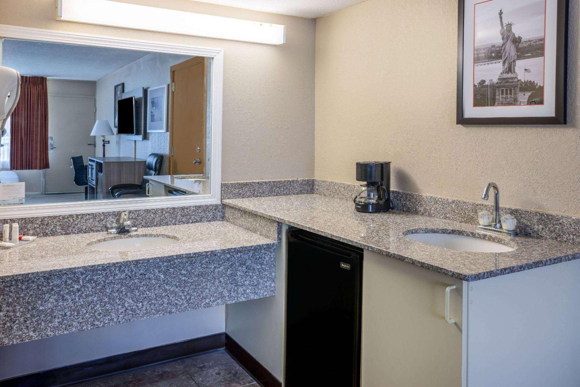 Ramada By Wyndham Rome - Verona Bagian luar foto