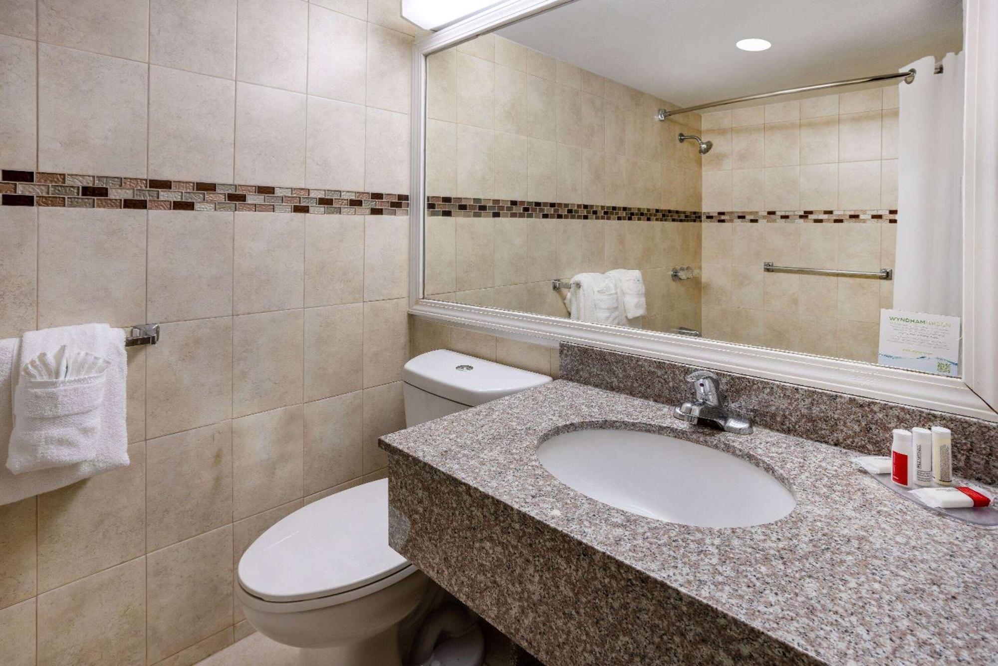 Ramada By Wyndham Rome - Verona Bagian luar foto