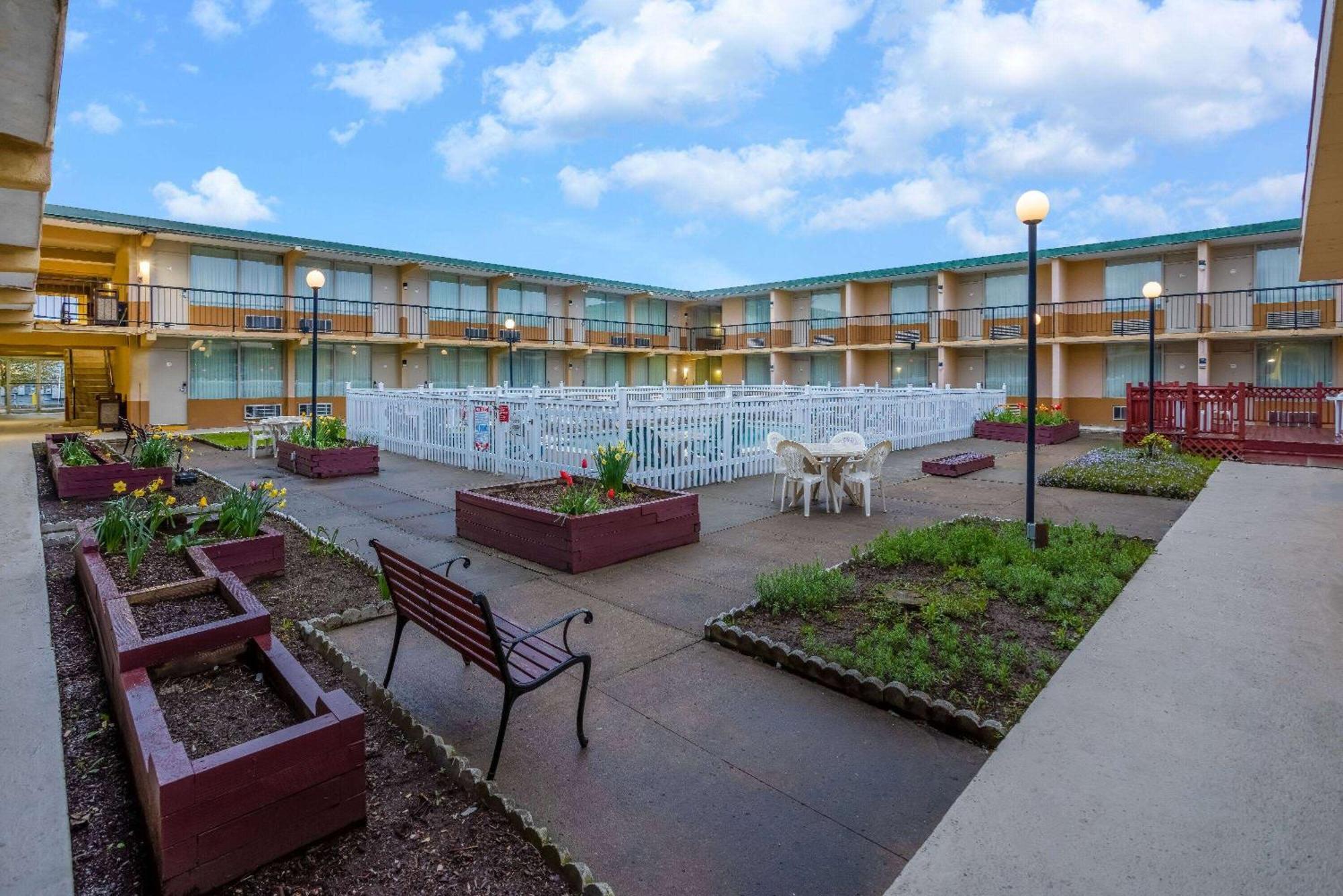 Ramada By Wyndham Rome - Verona Bagian luar foto