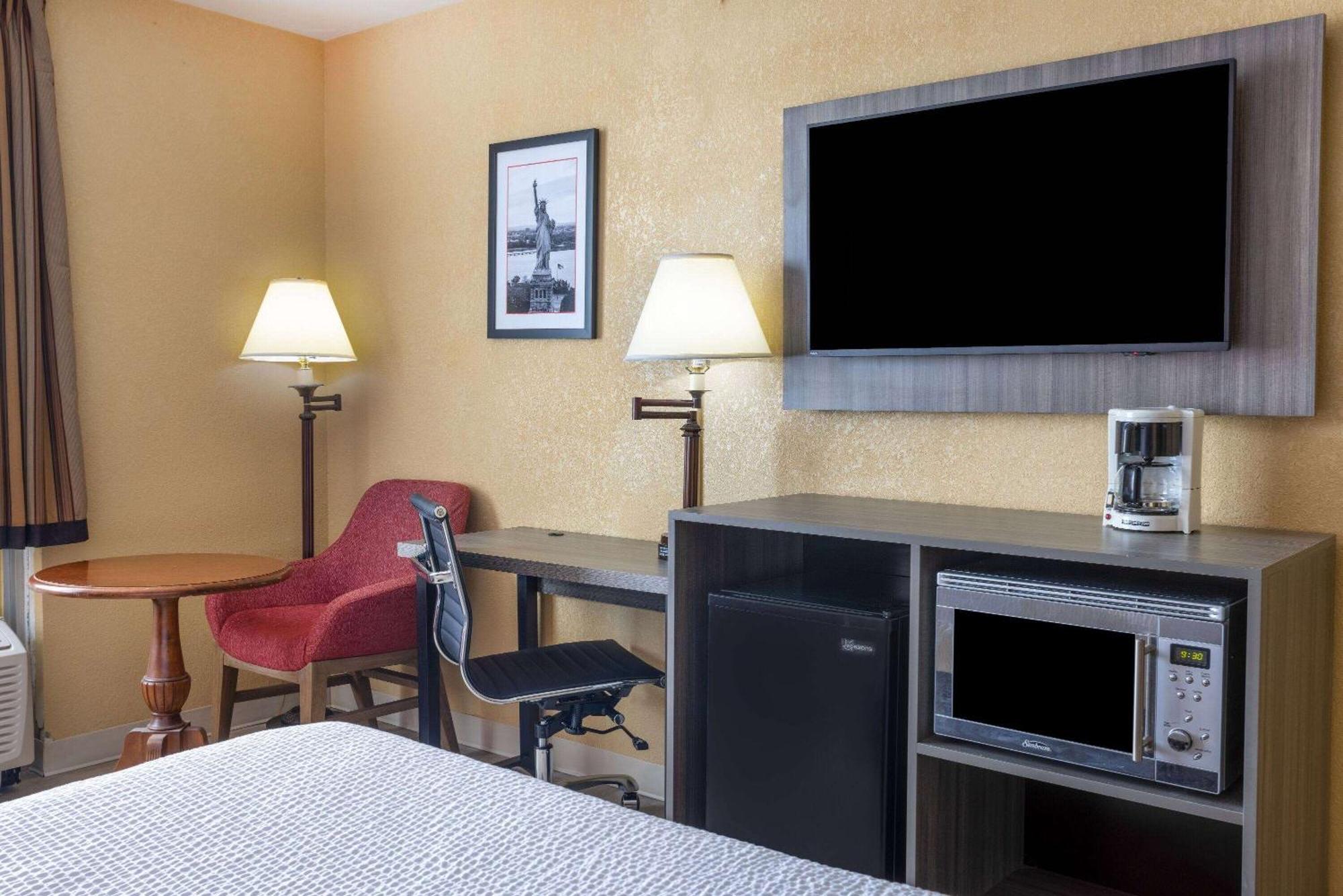 Ramada By Wyndham Rome - Verona Bagian luar foto