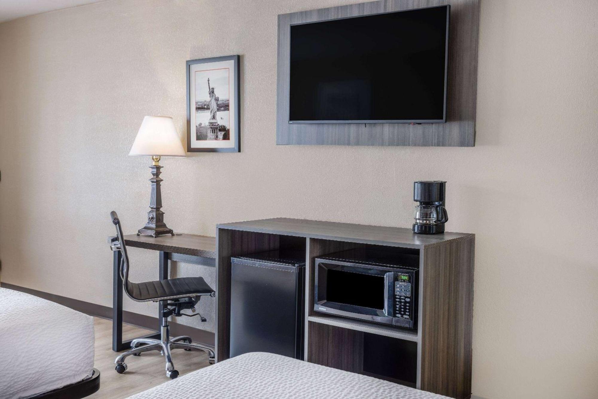 Ramada By Wyndham Rome - Verona Bagian luar foto