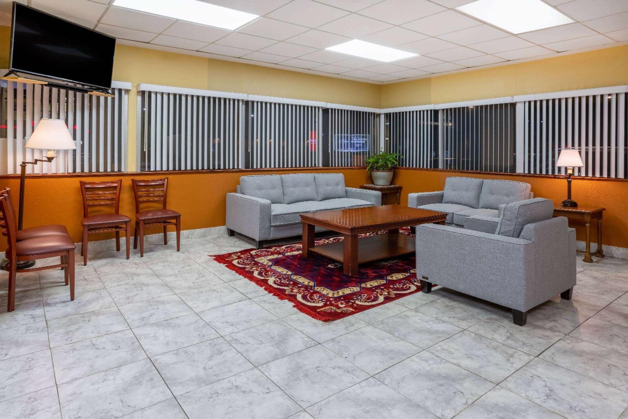 Ramada By Wyndham Rome - Verona Bagian luar foto