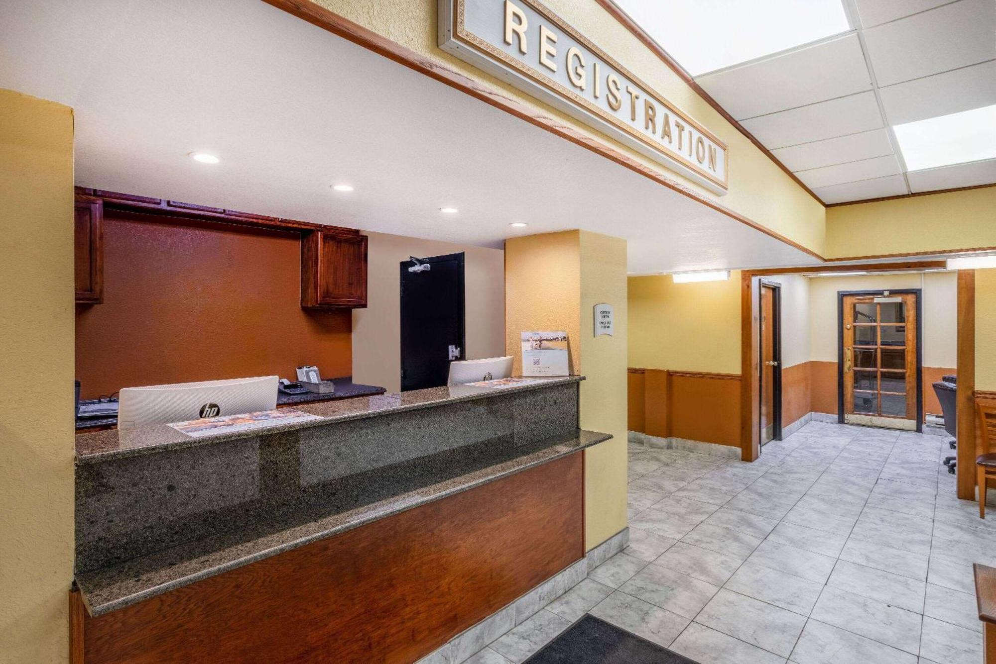Ramada By Wyndham Rome - Verona Bagian luar foto